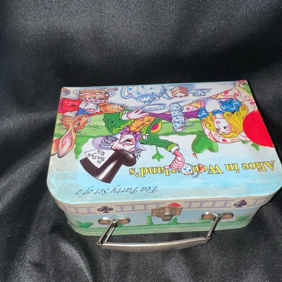 Alice in Wonderland, mad Hatter, white rabbit lunch box tea set - Picture 5 of 14